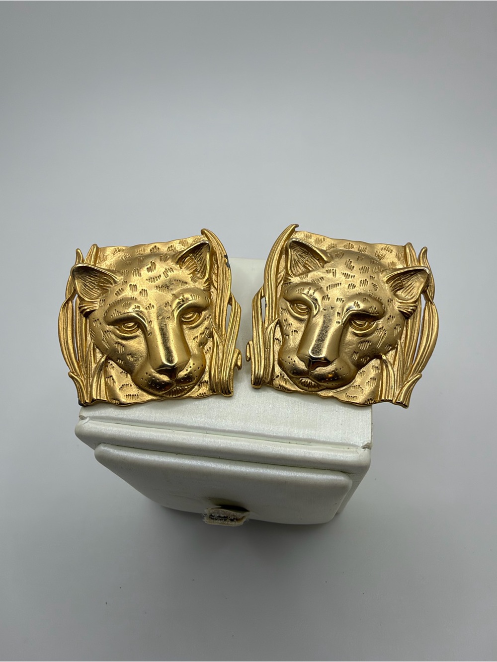 VTG 1986 Stamped JJ Jonette Leopard/Panther gold tone metal stud earrings!